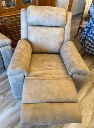 Sofá y butaca reclinables beige