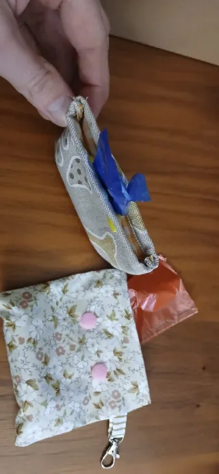 Porta sacchetti per cani con bottoni