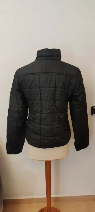 Chaqueta Anorak plumífero ZARA TRF Talla M Negra