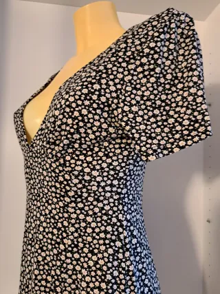 Vestido Flores. Pull and Bear. Talla L