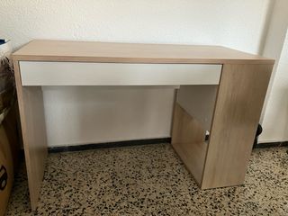 Escritorio de madera con estanterías