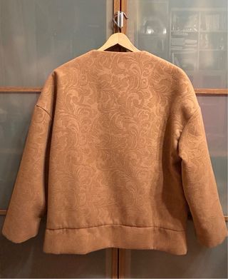 Chaqueta color beige estampada en relieve. Talla M