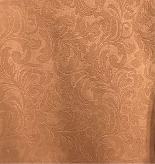 Chaqueta color beige estampada en relieve. Talla M