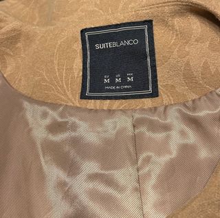 Chaqueta color beige estampada en relieve. Talla M