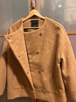 Chaqueta color beige estampada en relieve. Talla M