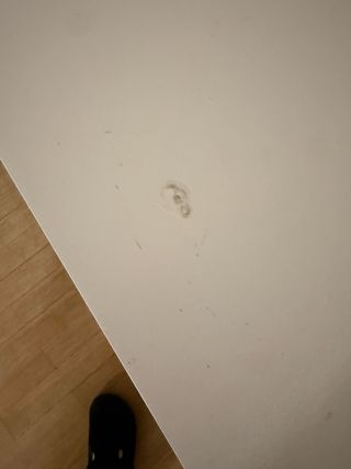 Escritorio blanco con cajones y patas de madera