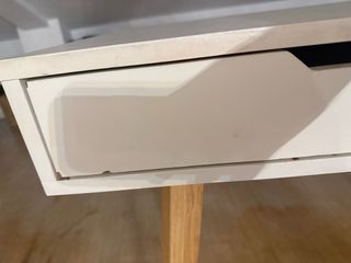 Escritorio blanco con cajones y patas de madera