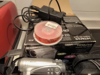 Cámara de vídeo Hitachi y cámara digital Olympus