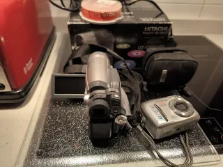 Cámara de vídeo Hitachi y cámara digital Olympus