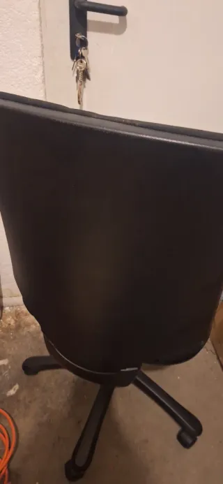 Silla giratoria de oficina negra