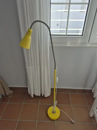 Lámpara de pie flexible amarilla