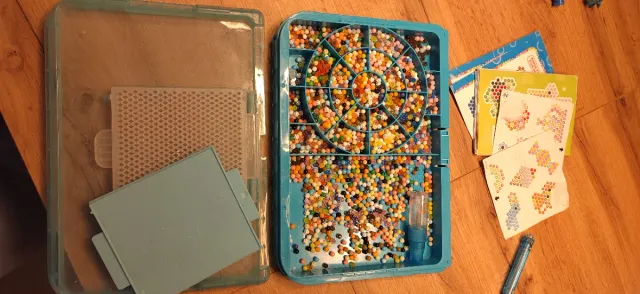 Aquabeads Caja de Cuentas y Plantillas
