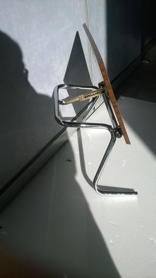 Sillón con ruedas y mesa auxiliar