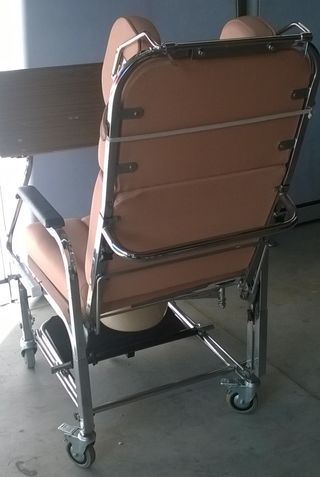 Sillón con ruedas y mesa auxiliar