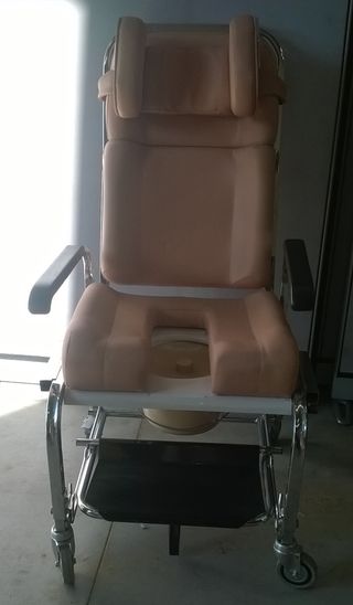 Sillón con ruedas y mesa auxiliar