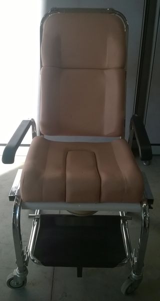 Sillón con ruedas y mesa auxiliar