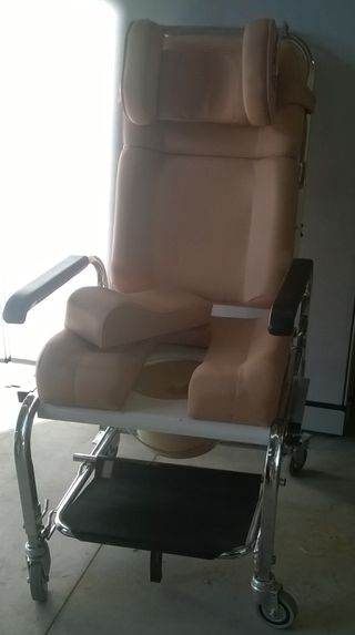 Sillón con ruedas y mesa auxiliar