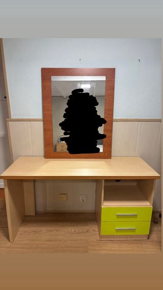 Escritorio madera con cajones verdes