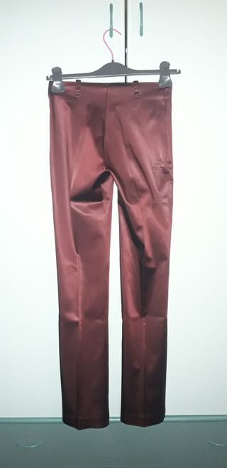 Corpetto elegante bordeaux e pantaloni a sigaretta