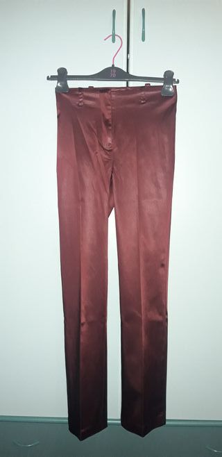 Corpetto elegante bordeaux e pantaloni a sigaretta