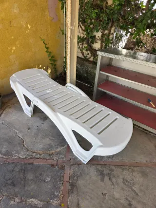 Tumbona de playa blanca de plástico