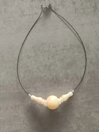 Conjunto de collar y pendientes Beige