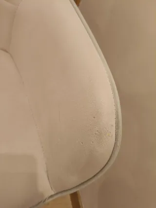 Silla de escritorio beige, rosa y blanca.