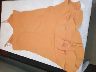 Mini vestido naranja con volantes