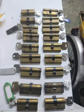 Cerrojos para puertas con llaves