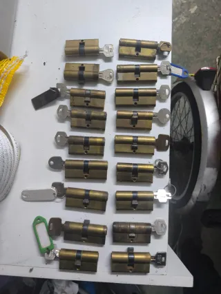 Cerrojos para puertas con llaves