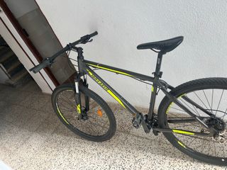 Bicicleta de montaña gris y amarilla