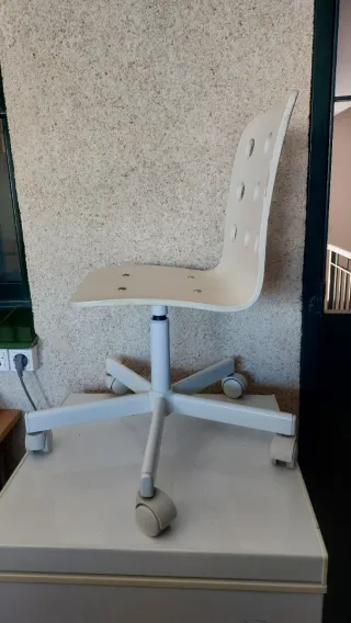 Silla giratoria blanca con ruedas (regalo cojin)
