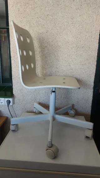 Silla giratoria blanca con ruedas (regalo cojin)