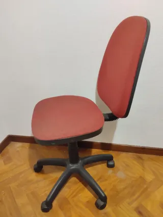 Silla de oficina roja y negra