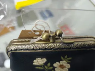 Monedero artesanal bordado flores