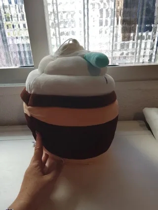 Peluche Pulpo Reversible,y un café de  peluche