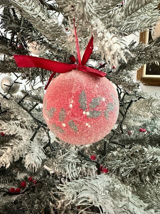Árbol de Navidad plateado con adornos
