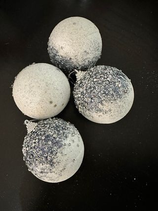 Árbol de Navidad plateado con adornos