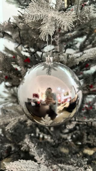 Árbol de Navidad plateado con adornos