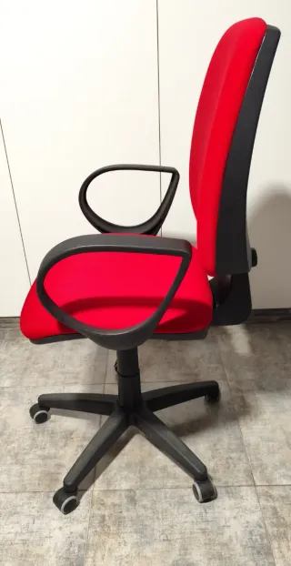 Silla de oficina roja y negra
