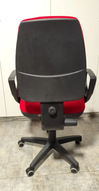 Silla de oficina roja y negra