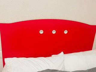 Cabecero de cama rosa con detalles blancos