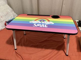 Mesa portátil arcoíris con soporte.