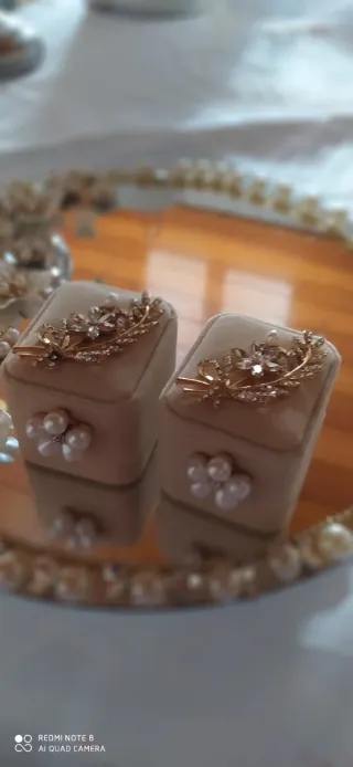 Plato de compromiso beige y dorado