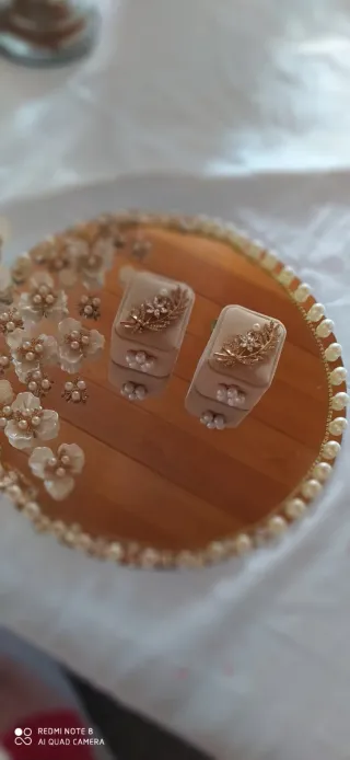 Plato de compromiso beige y dorado