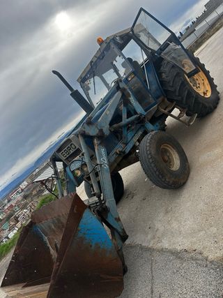 Tractor Ebro 6125 con pala