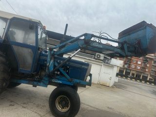 Tractor Ebro 6125 con pala