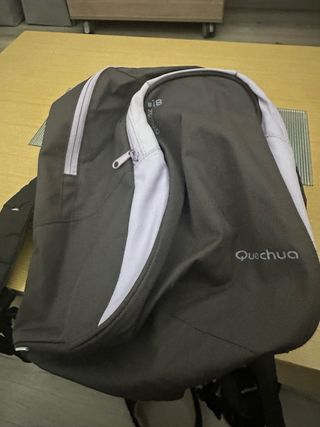 Mochila Quechua gris y morada