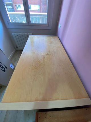 Escritorio Ikea madera claro. Bastante grande.