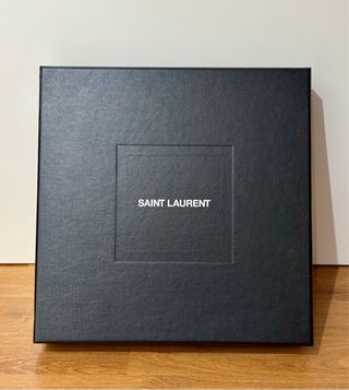 Caja rígida negra: “Saint Laurent”